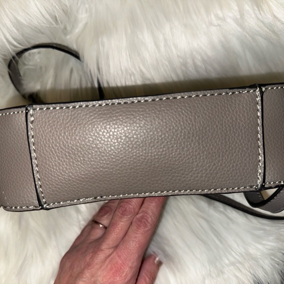 Micheal kors crossbody - Picture 4 of 6